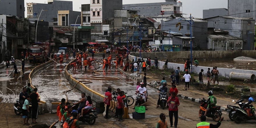 Endonezya'daki Selde Can Kaybı Artıyor