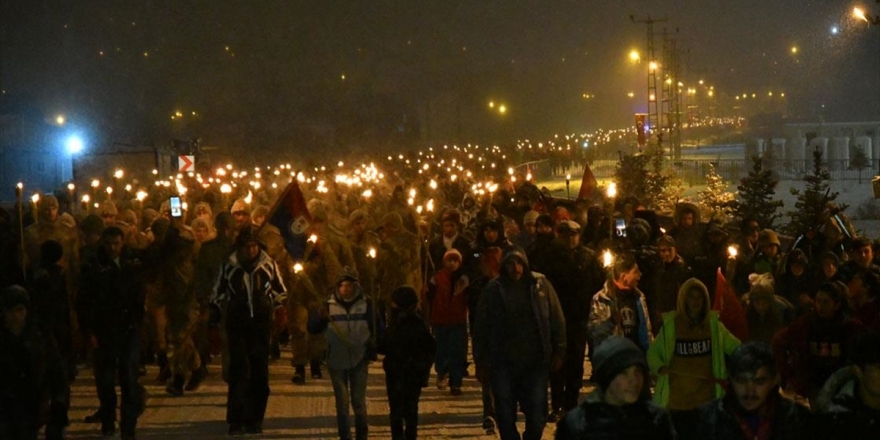 Kars'ta 10 Bin Kişi 'Sarıkamış Şehitleri'ni Anmak İçin Kar Altında Meşaleyle Yürüdü