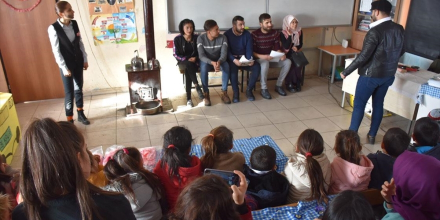 Üniversite Öğrencileri Köy Köy Gezip Karslı Çocukları Tiyatro İle Tanıştırıyor