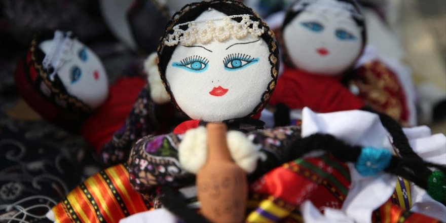 Tarihi Mahallenin Geçim Kaynağı 'Soğanlı Bebeği'