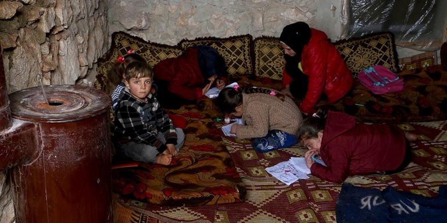 İdlib'deki Bombardımandan Evlerinin Toprağını Öpüp Kaçtılar