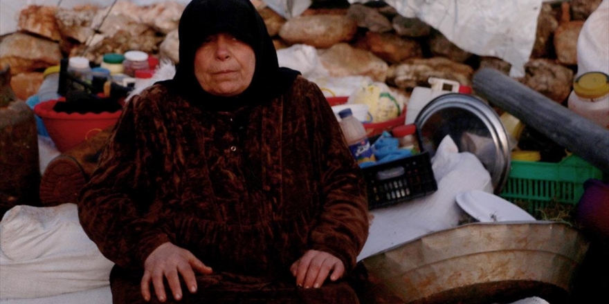 Evsiz Kalan İdlibli Anneanne 'Ölümü Uçak Sesine Tercih Ediyor'