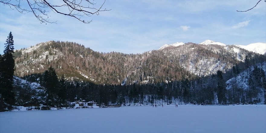 Borçka Karagöl Donan Yüzeyi İle De Büyülüyor