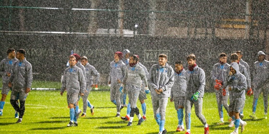 Trabzonspor Yoğun Yağış Altında Antrenmanını Gerçekleştirdi