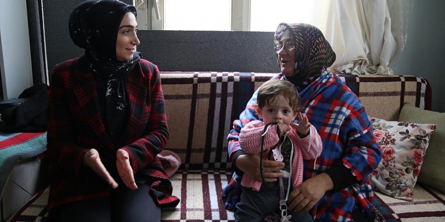 Okuldan Kalan Zamanlarında İhtiyacı Olanların Yardımına Koşuyor