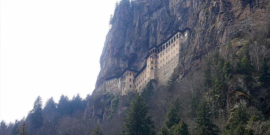 Sümela'nın Güvenliği İçin Dağın Yamacı Çelik Tel Örtüyle Kaplandı