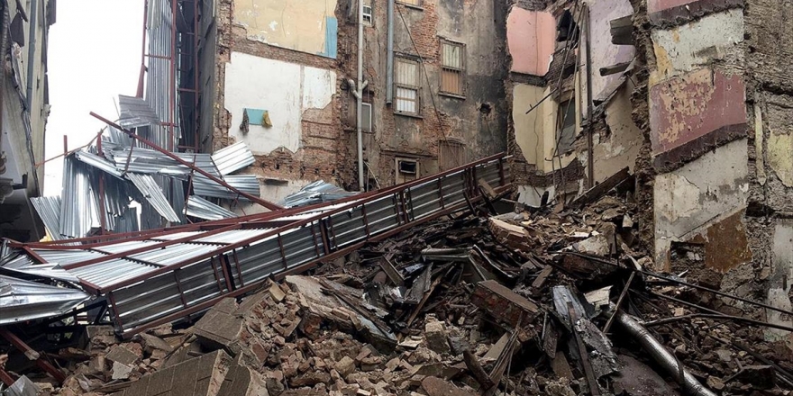 Beyoğlu'nda Metruk Bina Yıkıldı