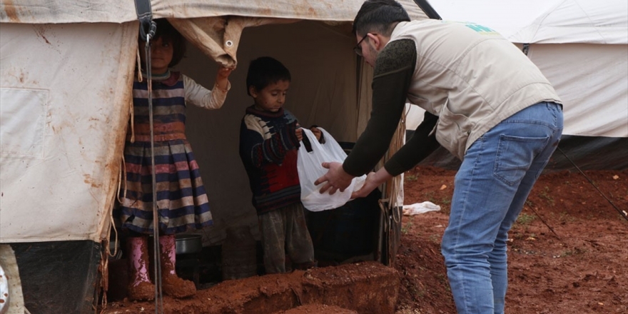 İhh'den Türkiye Sınırına Göç Eden Suriyelilere Sıcak Yemek Dağıtımı