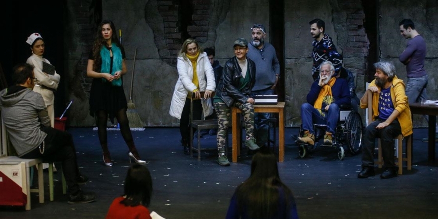 Tiyatro Oyunu İçin Akıl Hastanesinde Eğitim Aldılar