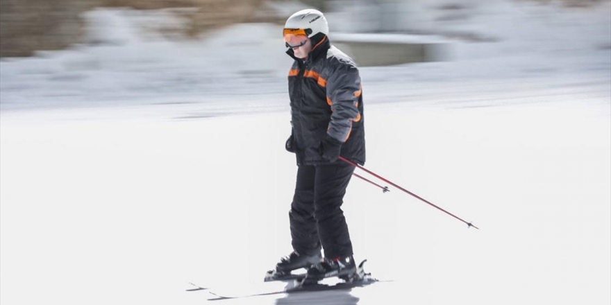 Sanayi Ve Teknoloji Bakanı Varank, Erzincan'da Gece Kayağı Yaptı