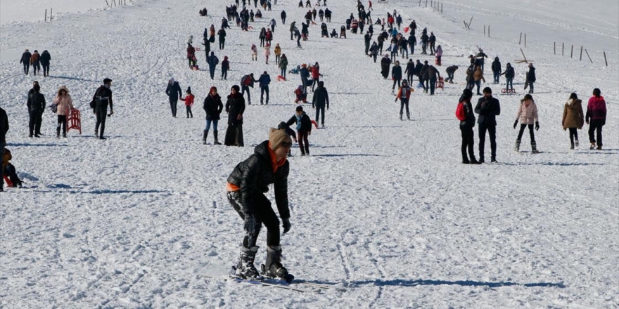 Karacadağ Kayak Merkezi'nde Yoğunluk Başladı