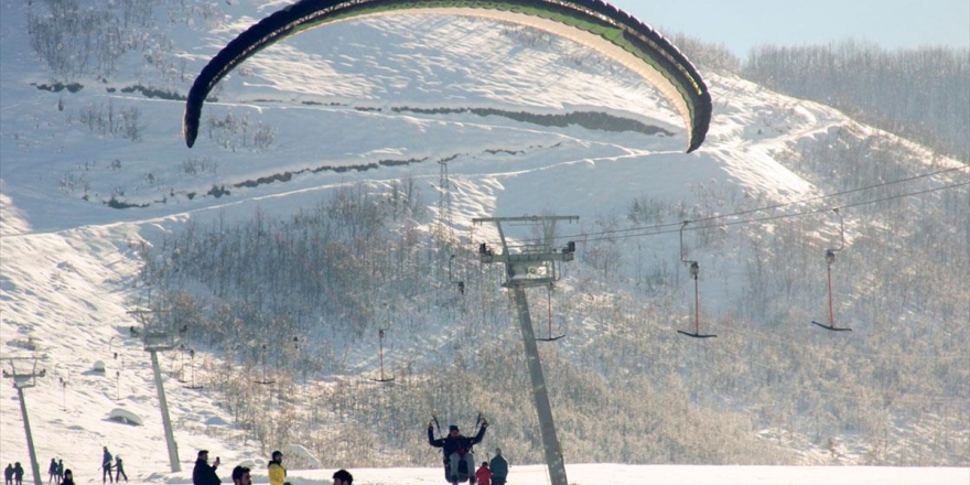 Ovacık Kayak Merkezi'nde Yamaç Paraşütü Keyfi