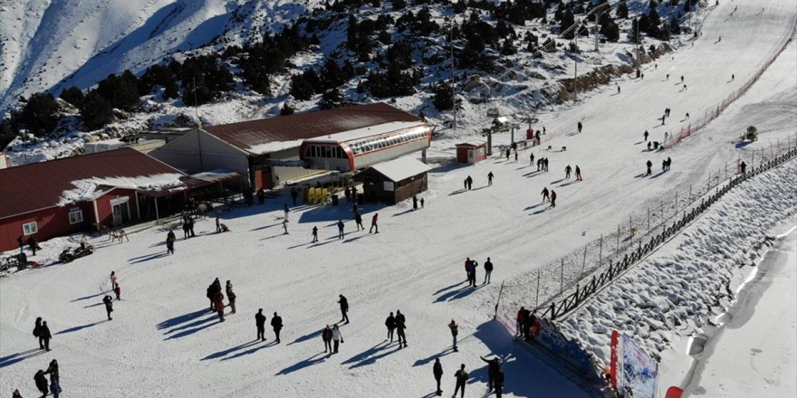 Erzincan Ergan Dağı Kayak Merkezi'nde Hafta Sonu Yoğunluğu