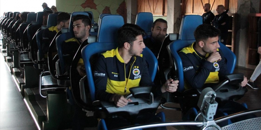 Fenerbahçeli Futbolcular Eğlence Merkezinde Hızlı Trene Bindi