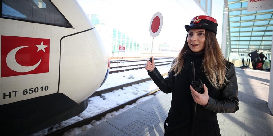 'Kırmızı Şapkalı' Kadın Hareket Memuru Yolcuları Sevdiklerine Kavuşturuyor