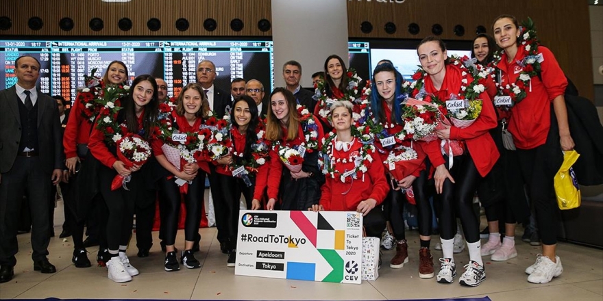 Olimpiyat Vizesi Alan A Milli Kadın Voleybol Takımı, İstanbul'da Coşkuyla Karşılandı