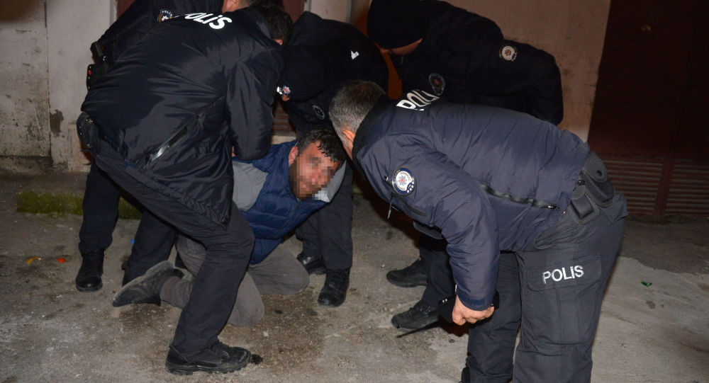 Bankadaki hırsız çatıdan atlayıp teslim oldu: 'Para için girdim, para falan çıkmadı'