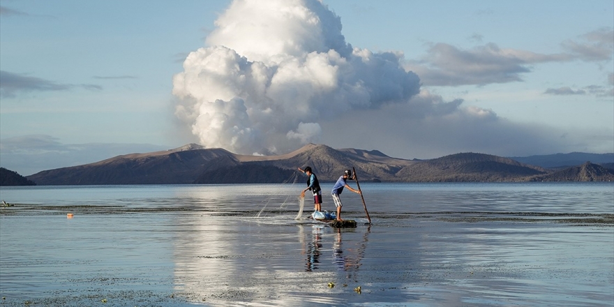 Filipinler'deki Taal Yanardağı Lav Ve Kül Püskürtmeye Devam Ediyor