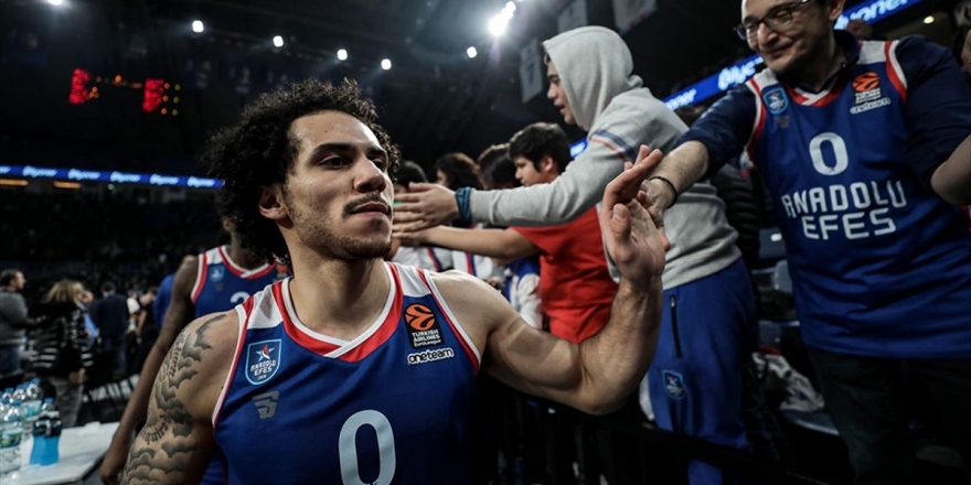 Lider Anadolu Efes Avrupa'da Serisini Sürdürdü