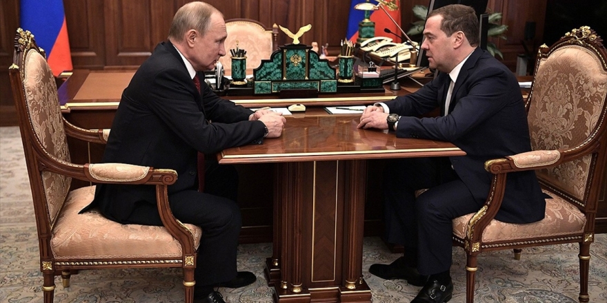 Rusya'da Hükümet İstifa Etti