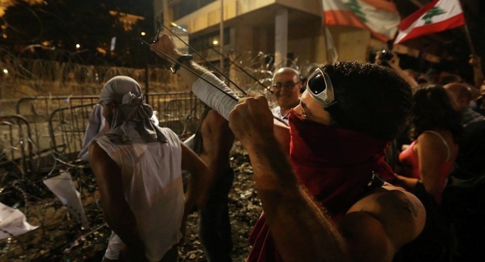 Beyrut’ta Rus Büyükelçiliği binası önünde göstericiler ile polis arasında arbede