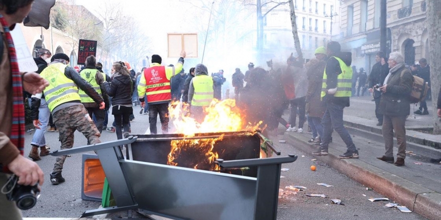 Fransa'da Emeklilik Reformuna Karşı Gösterilerde 11 Kişi Gözaltına Alındı