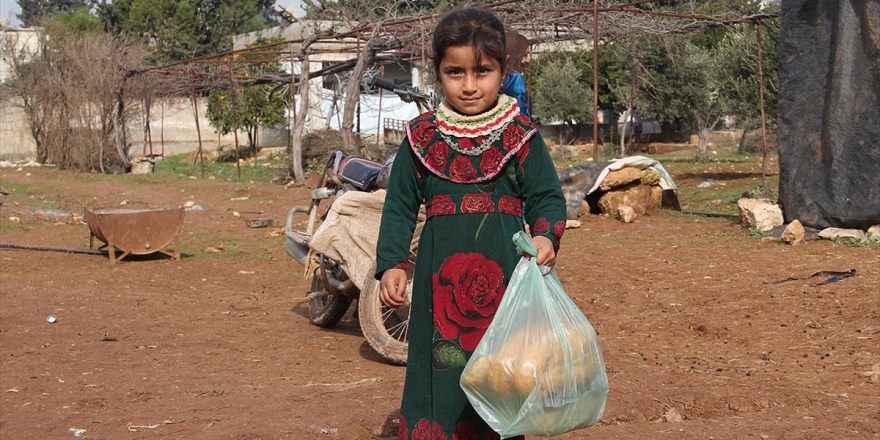 Suriye'de Zor Şartlarda Yaşayan Ailelere Sıcak Yemek Yardımı