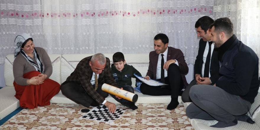 Hakkari'de Engelli Öğrenci Karnesini Evinde Aldı