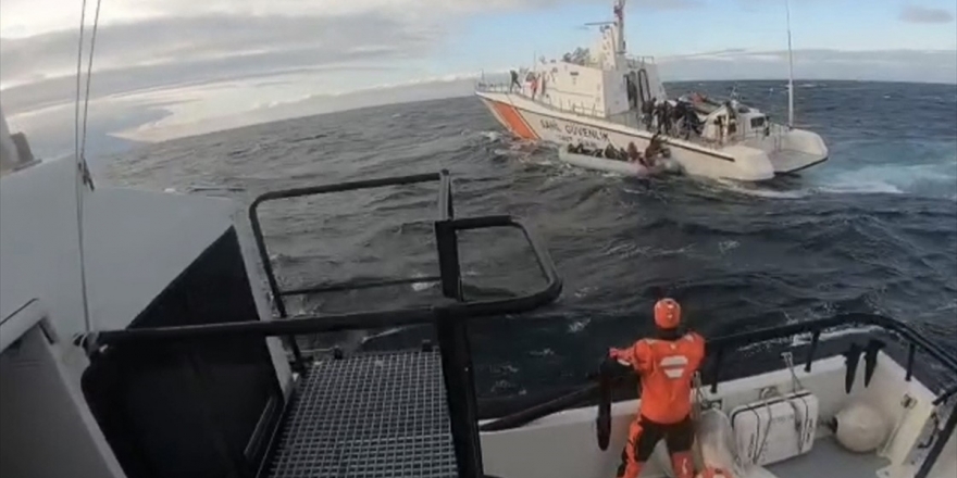 Sahil Güvenlik 22 Düzensiz Göçmeni Botları Batmadan Kurtardı
