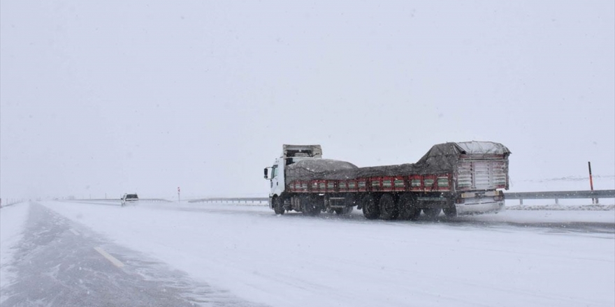 Doğu'da Kar Yağışı Nedeniyle 491 Yerleşim Birimine Ulaşım Sağlanamıyor