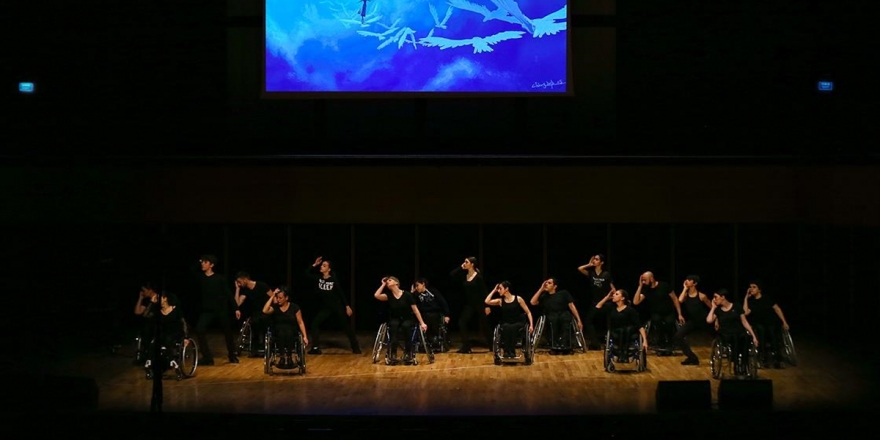 Tek Gösteri İçin Çıktıkları Sahnede 6 Yıldır Sanatseverlerin Karşısındalar