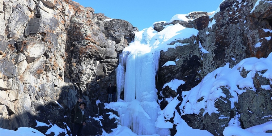 Buz Tutan Toklu Şelalesi Görsel Şölen Sunuyor