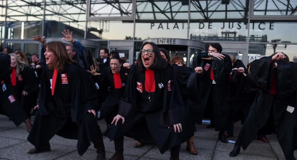 Fransa'da avukatlar emeklilik reformunu Haka dansıyla protesto etti
