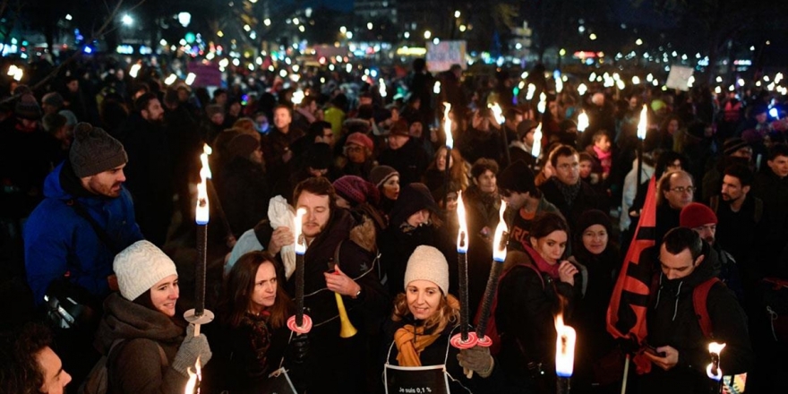 Fransa'da Emeklilik Reformuna Karşı Meşaleli Gösteri