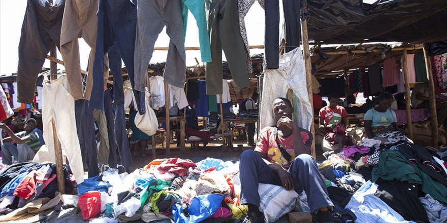 Zimbabveli Seyyar Satıcılar, İkinci El Kıyafetlerden Her Gün Yüzlerce Dolar Kazanıyor