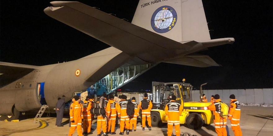 Deprem Yardımları Askeri Kargo Uçaklarıyla Bölgeye Gönderiliyor