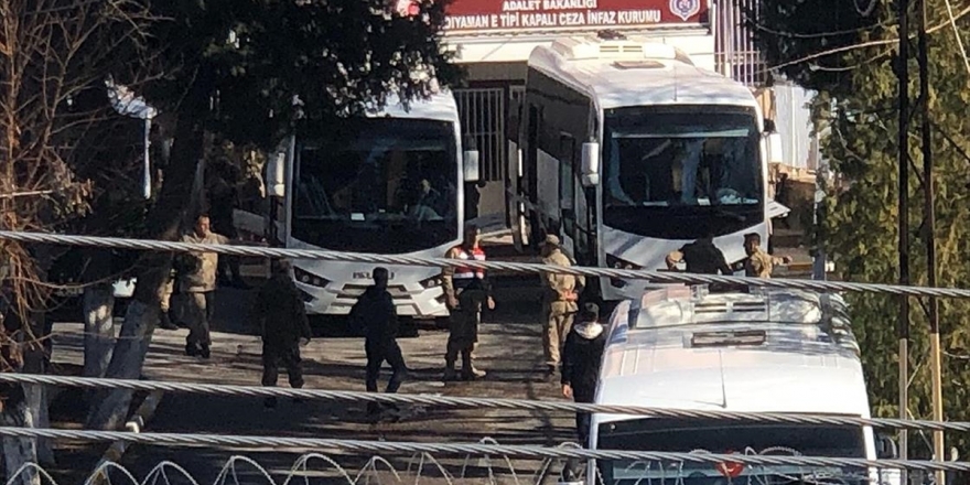 Depremde Kısmi Çatlaklar Oluşan Adıyaman Cezaevindeki Hükümlü Ve Tutuklular Naklediliyor