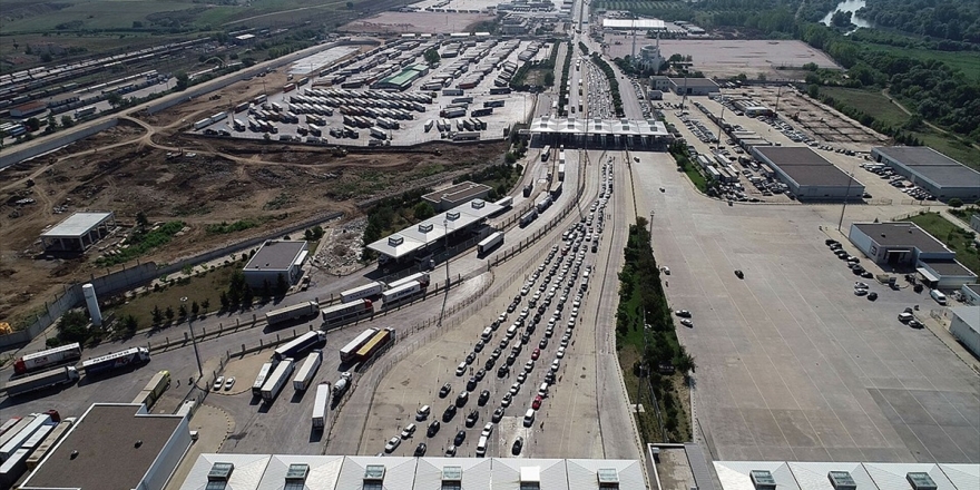 Kara Sınır Kapılarından Geçen Yıl 27,6 Milyon Yolcu, 7,6 Milyon Araç Geçti