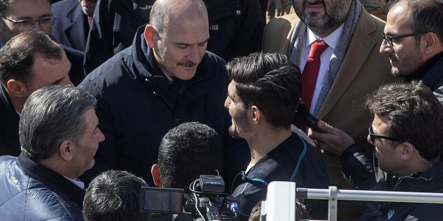 Bakanlar Enkazdan İki Kişiyi Çıkaran Suriyeli Mahmud'a Teşekkür Etti