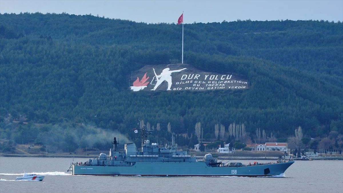 Rus Askeri Gemisi Çanakkale Boğazı'ndan Geçti