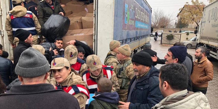 Doğu Ve Güneydoğu Anadolu'da Görevli Jandarma Özel Harekat Görevlileri Depremzedeleri Yalnız Bırakmadı