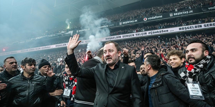 Beşiktaş'ta Sergen Yalçın İçin Coşkulu Bir İmza Töreni Düzenlendi