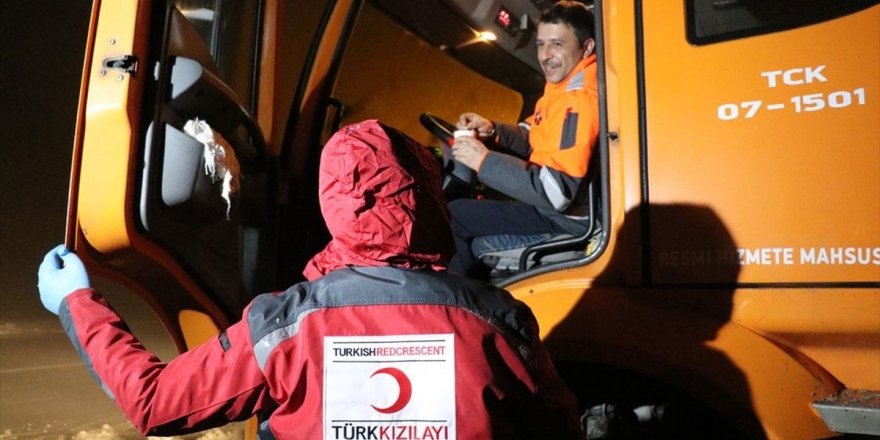 Türk Kızılay, Yoğun Kar Nedeniyle Yolda Kalan Sürücülere İkramda Bulundu