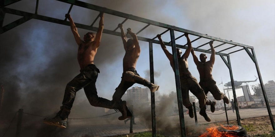 Gazze'de Bin Genç Polis Akademisi'ne Katılmak İçin Zorlu Eğitimden Geçti