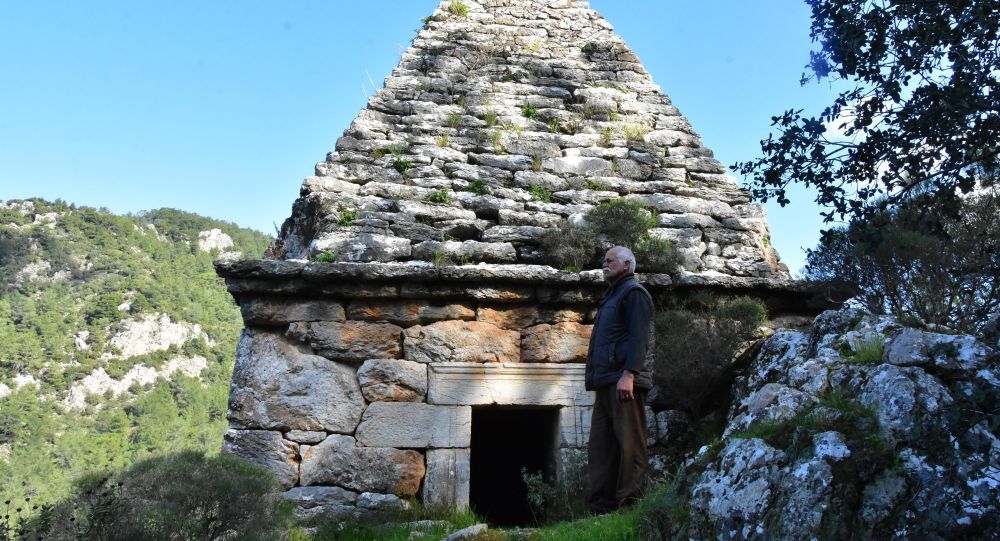 Yıllarca adaklar adanan türbe, Yunan savaşçının anıt mezarı çıktı
