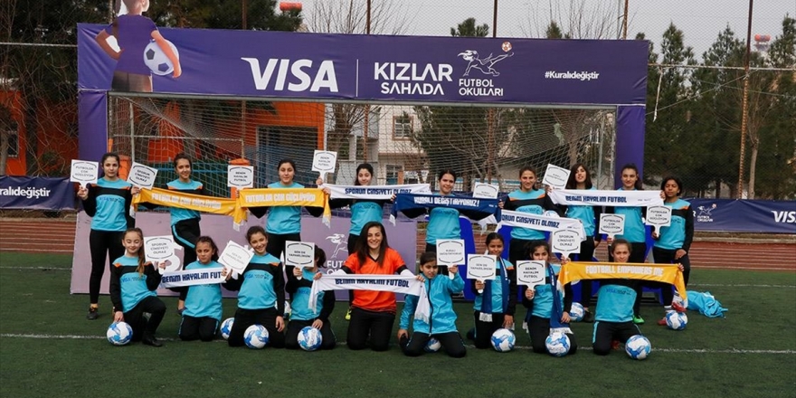Visa Kızlar Sahada Futbol Okulları İle Kadın Futbolu Türkiye'ye Yayılıyor