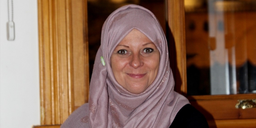 Tony Blair'in İslamiyet'i Seçen Baldızı Booth Artık İstanbullu