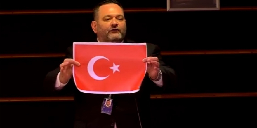 Türk Bayrağını Yırtan Yunan Vekil Hakkında Soruşturma Başlatıldı