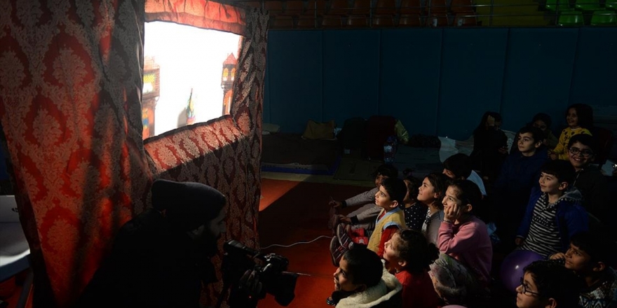 Depremzede Çocukların Yüzünü Karagöz Ve Hacivat Güldürdü