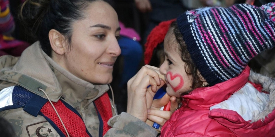 Kadın Astsubaylar Depremzede Çocukları Yalnız Bırakmıyor